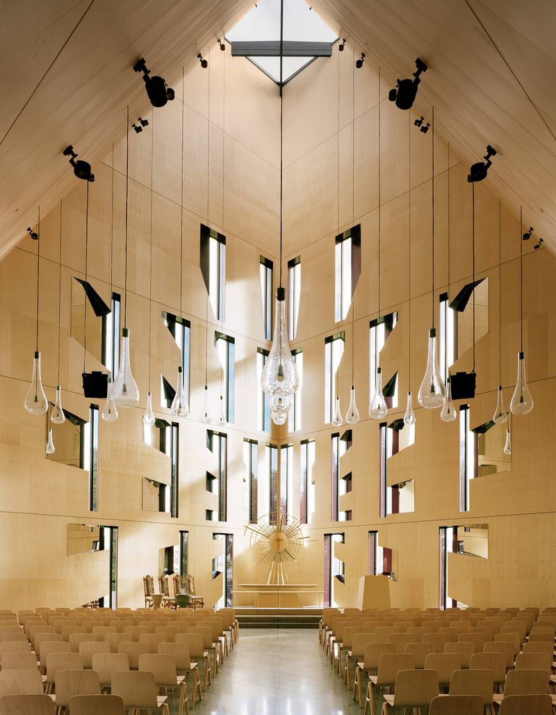 Påskebudskapet, med oppstandelsen, lyset, håpet og glorien, har inspirert utformingen av nye Våler kirke. Kunstner Espen Didriksson har samarbeidet av arkitekt Espen Surnevik om alterveggen. FOTO: RASMUS NORLANDER