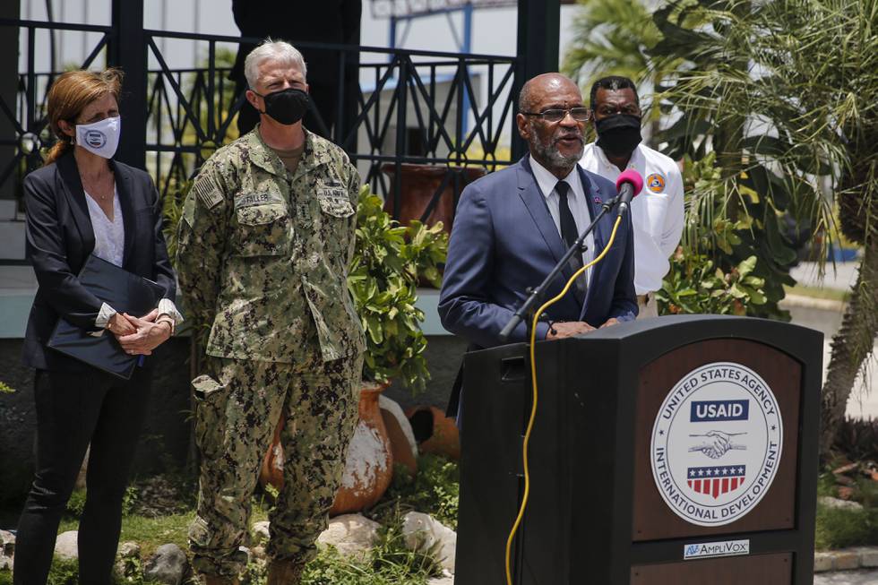 Haitis statsminister Ariel Henry, her på en pressekonferanse etter jordskjelvet i landet i august, må siktes for drapet på president Jovenel Moïse, mener landets riksadvokat. Foto: Foto: AP / NTB