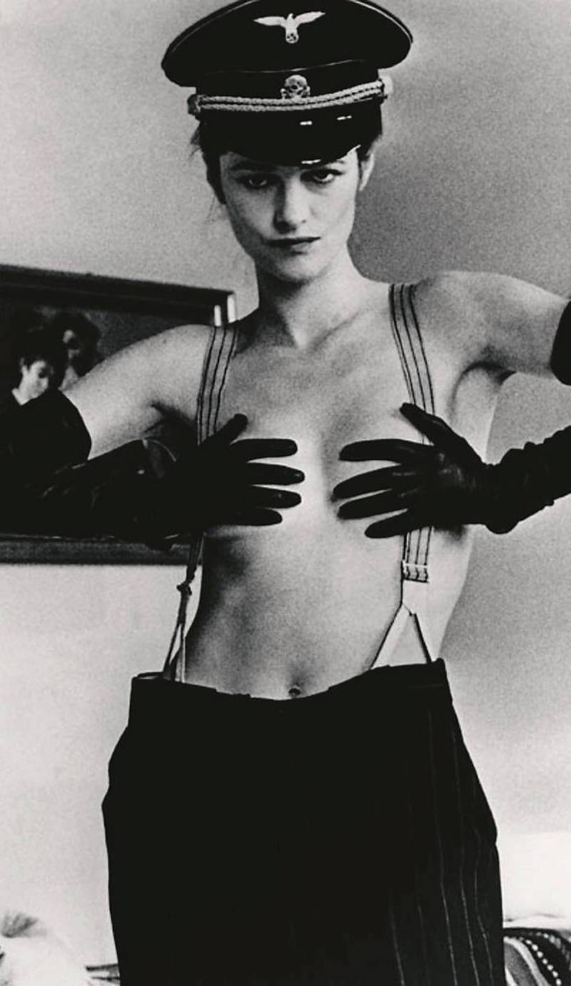 Charlotte Rampling ble et ikon over natten etter hennes kontroversielle rolle i «Nattportieren» fra 1974, mot Dirk Bogarde. FOTO: CINEMATEKET