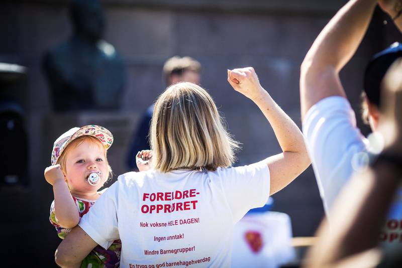 Janne M. Bergstå er sterkt engasjert i foreldreopprøret. I går tok hun med datteren til demonstrasjonen utenfor Stortinget. – Det er rystende at politikerne ikke hører, sier Bergstå.