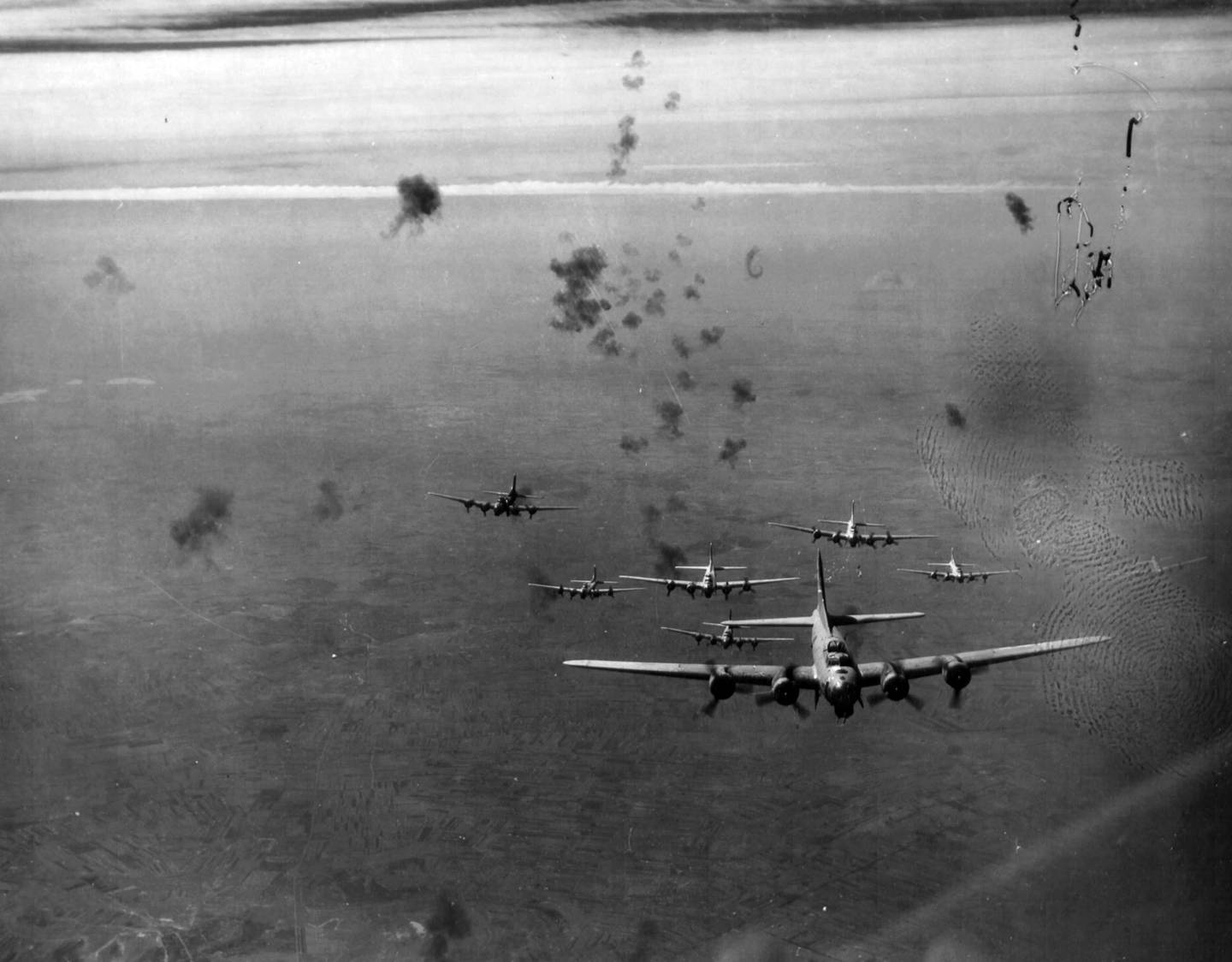Arkivfoto av de amerikanske bombeflyene B-17, også kalt flyvende festninger ute på tokt over Ungarn i 1944.