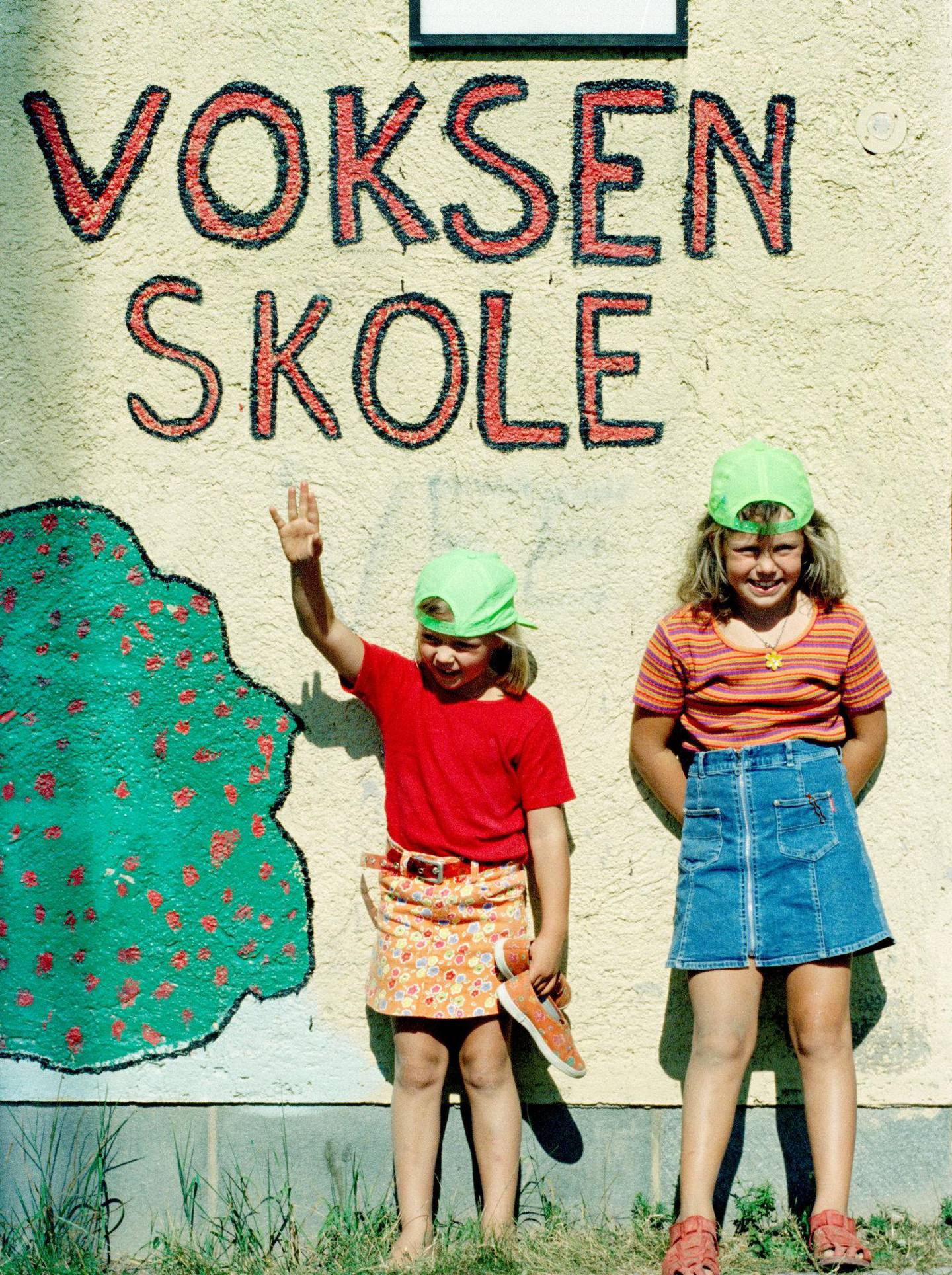 Søsterkjærlighet i 1997: Malin og Ine Karlsen Stangvik begynte på skolen samtidig. Foto: Mimsy Møller