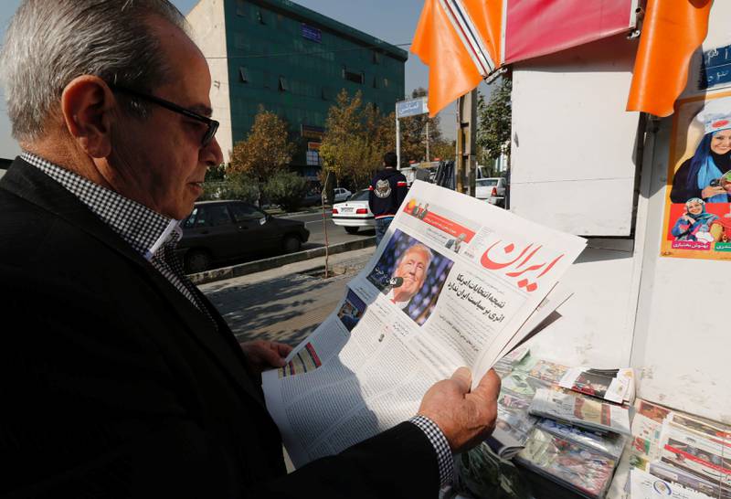 En mann i Teheran leser en avis med et bilde av Donald Trump etter at Trump ble valgt som president i USA. Hva som skjer med atomavtalen er usikkert.