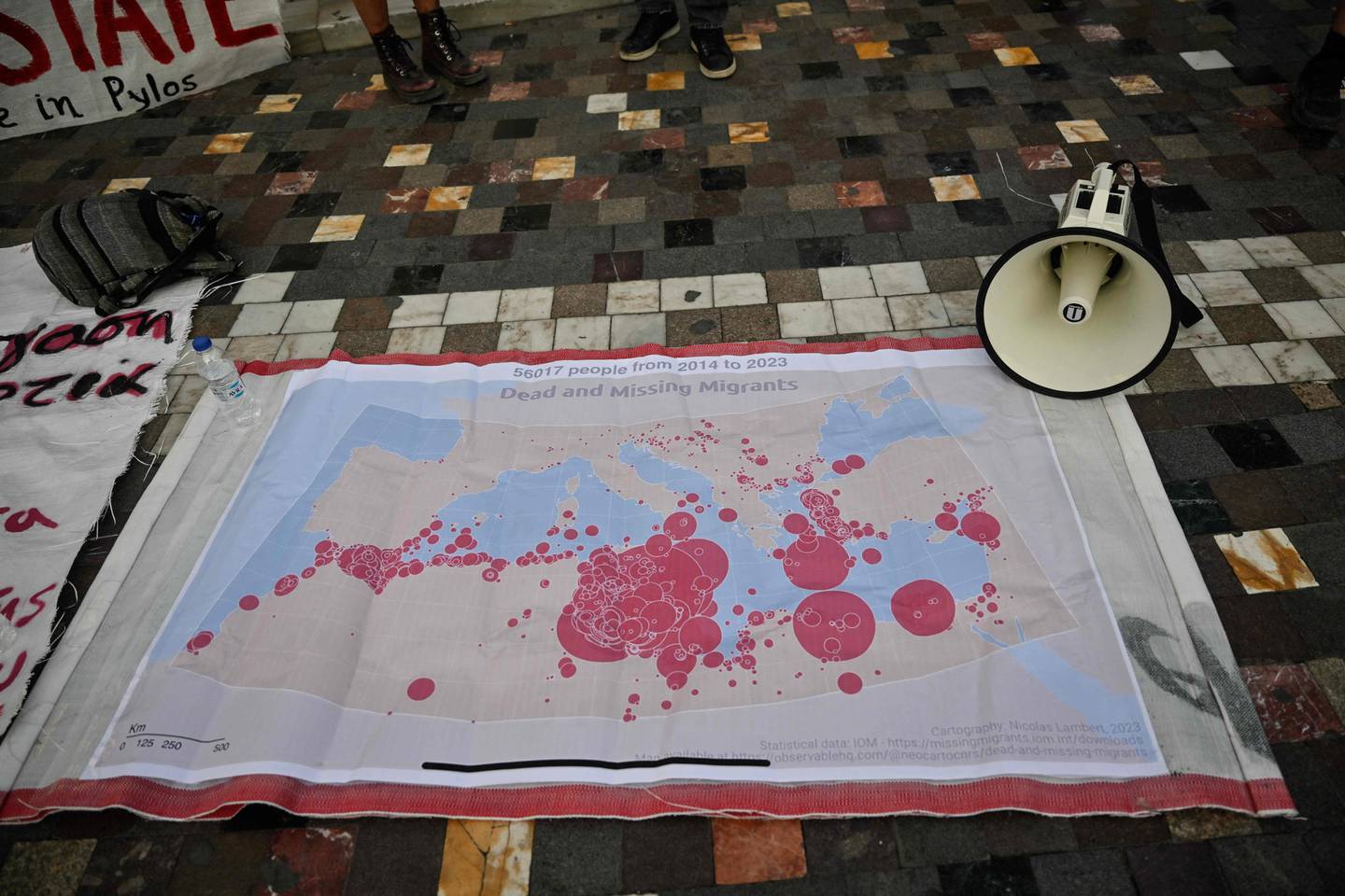 Et kart over dødelige migrantforlis ble lagt ned under en demonstrasjon etter forliset i juni.