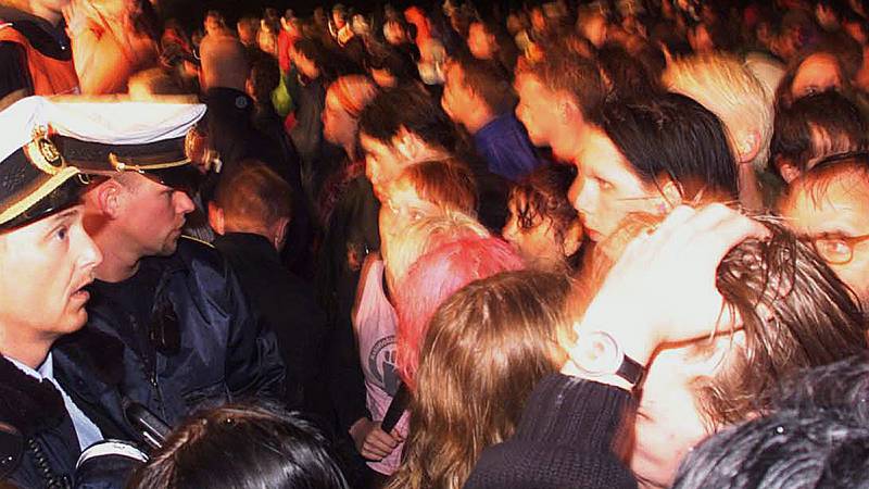 Når politiet ankommer Roskilde-festivalen fredag 30. juni 2000 er tragedien allerede et faktum. FOTO: NTB SCANPIX