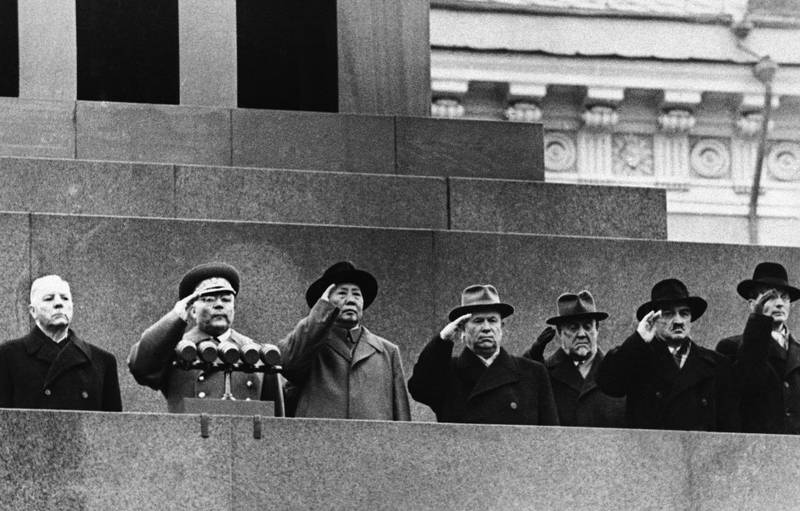 Krustsjov, Mao m.fl foran Lenin-monumentet i Moskva på 40-årsjubileet for Sovjetunionen, 1957. 
