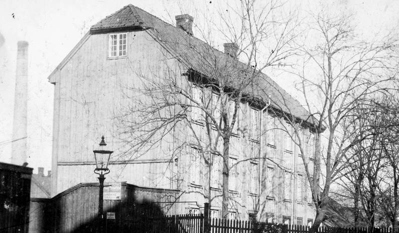 Ankerløkken skole i Hausmanns gate 16 ble brukt som kolera-lasarett både da det var skole (1831-1861) og tida etter da epidemien i 1866 slo til. Skolebygget ble revet i 1918.