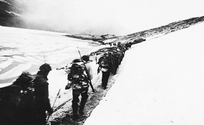 Dukknakkede norske soldater trekker seg tilbake fra Bjørnefjell ved Narvik 10. juni 1940.