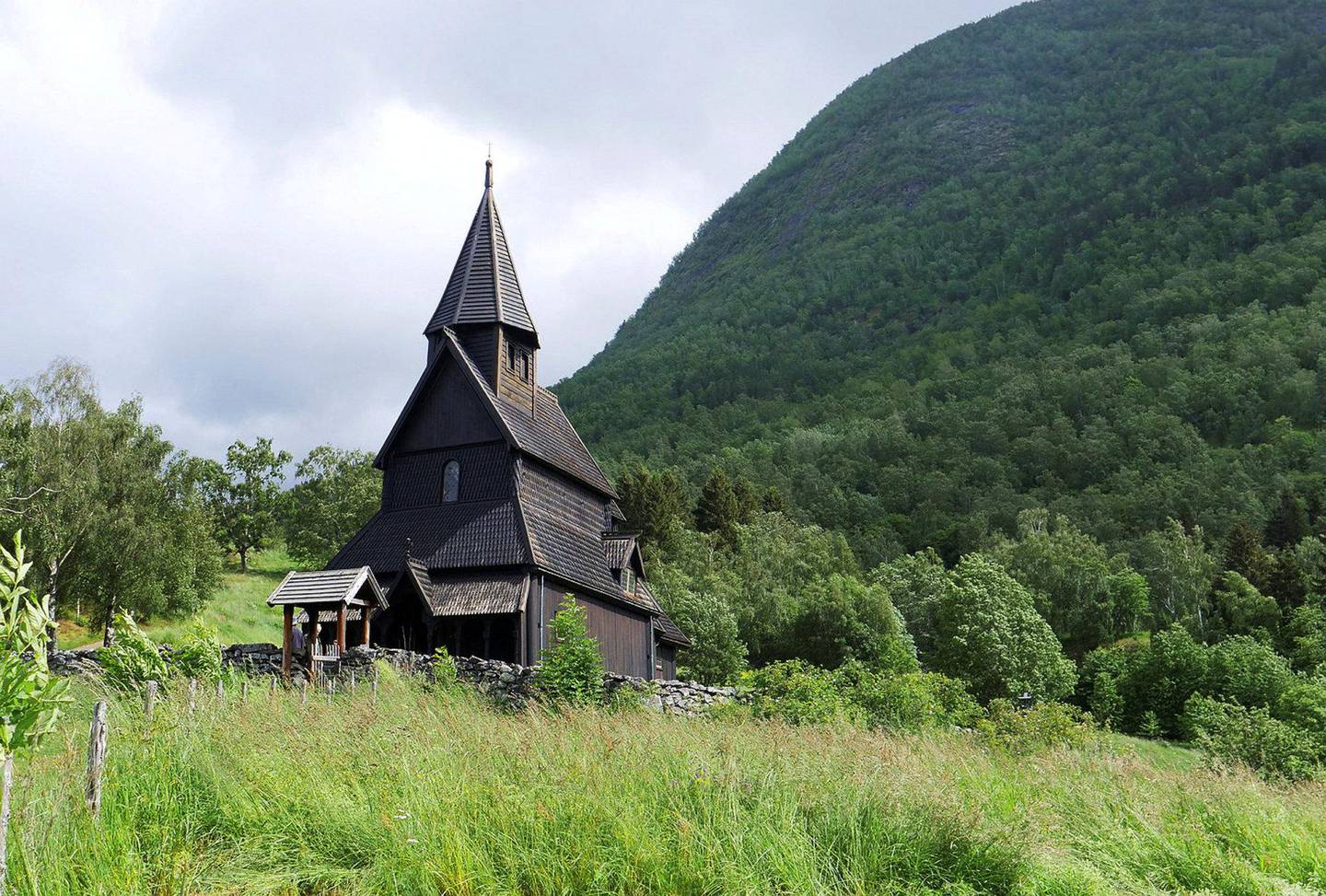 Det finnes flere stavkirker i områdene rundt Sognefjorden, blant annet verdens eldste, Urnes Stavkirke, som har vært på verdensarvlisten i mer enn 40 år. Foto: Martin Lerberg Fossum/NTB scanpix