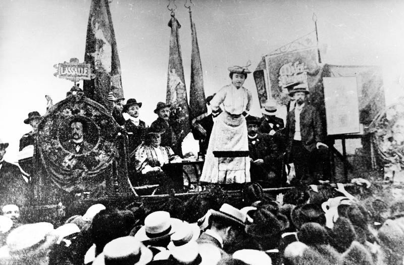 Rosa Luxemburg snakker til politiske kamerater under et møte i det tyske sosial- demokratiske partiet i Stuttgart i 1907. FOTO: AP/NTB SCANPIX