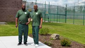 Arnett og Eddie soner i «norsk» fengsel i USA. De mener livet har forandret seg helt