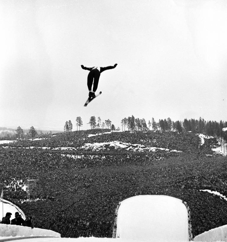Mer enn 100.000 tilskuere var til stede under hopprennet i Holmenkollbakken 24. februar 1952.