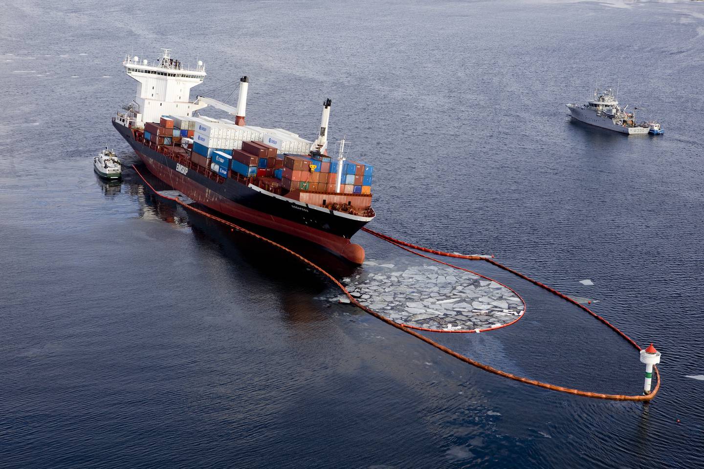Oljelensene som ble lagt ut etter at lasteskipet Godafoss gikk på grunn i 2011, klarte ikke å forhindre at om lag 1.500 sjøfugler døde.