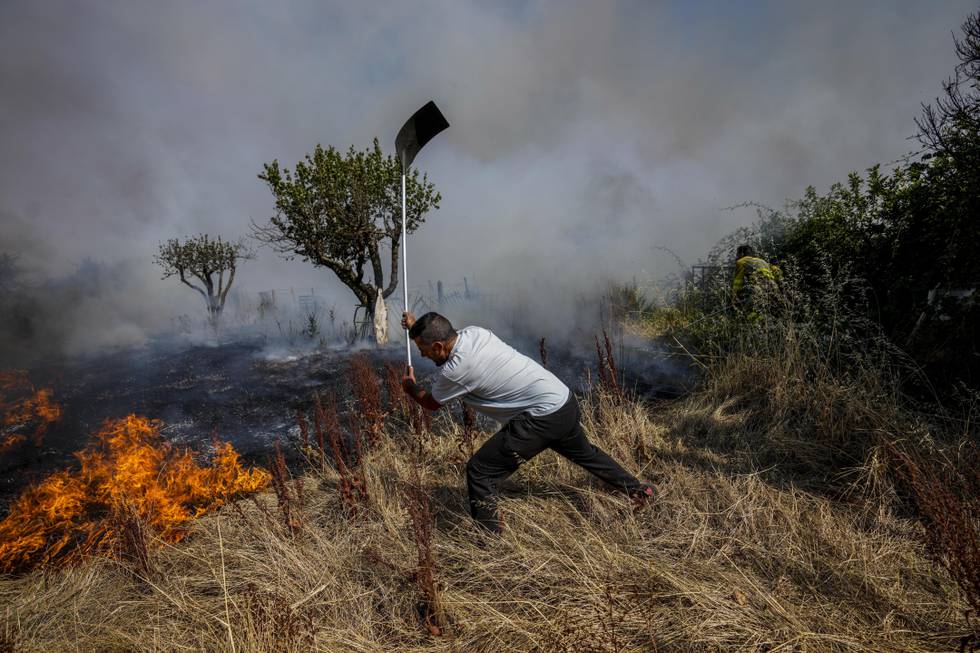 Hvilken rett og hvilken frihet skal de rikeste ha til å ødelegge jordkloden for resten?, spør vår kommentator. Bildet viser en innbygger i spanske Tabara som forsøker å slukke en brann.