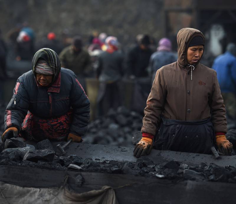 Kina satser nå stort på å kutte utslippene fra den forurensende kullsektoren. I Shanzi-provinsen nord i landet har kullgruvene gitt inntekt til millioner av arbeidere i mange tiår. FOTO: NTB SCANPIX