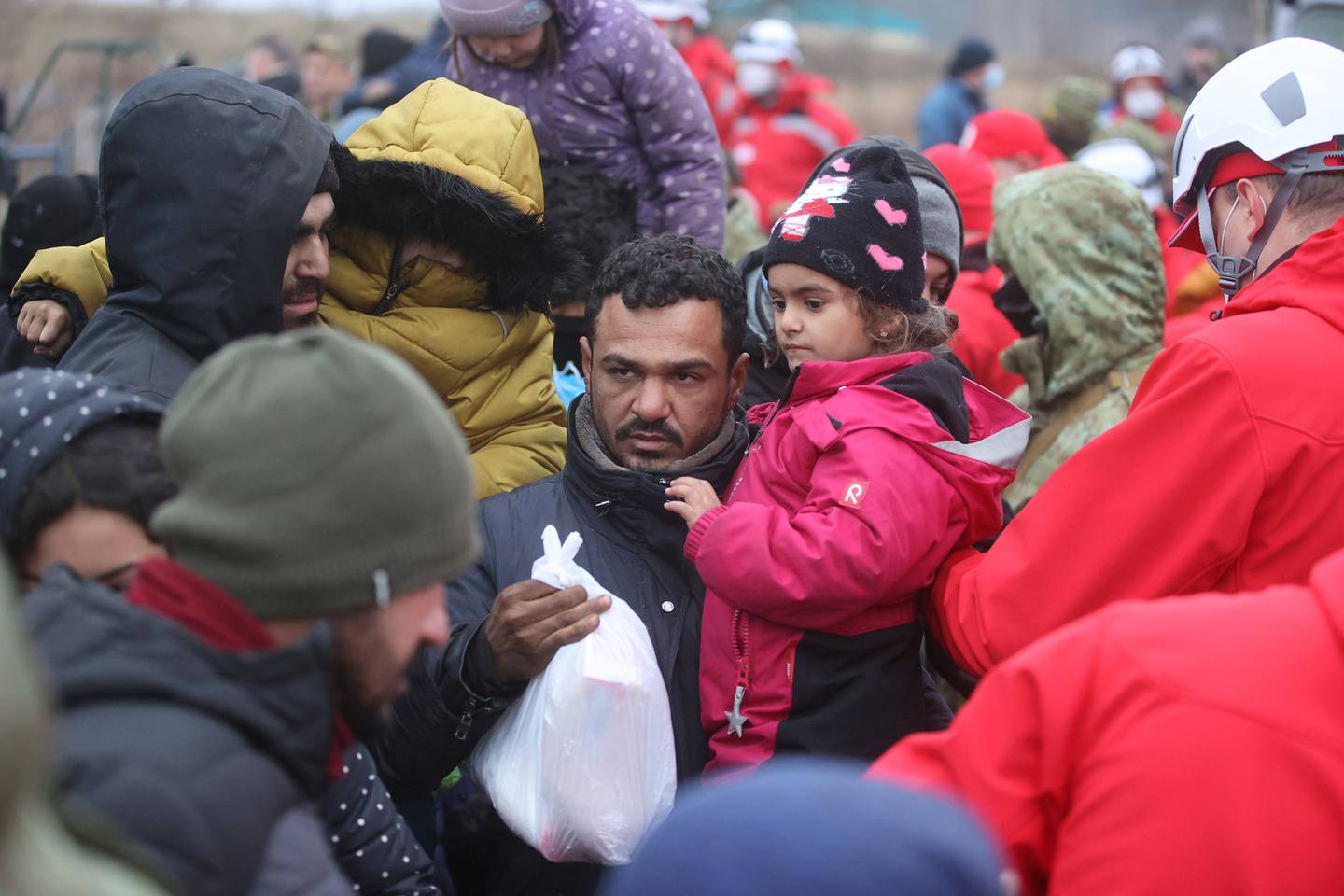 Migranter får hjelp av humanitære organisasjoner langs grensa mellom Hviterussland og Polen.