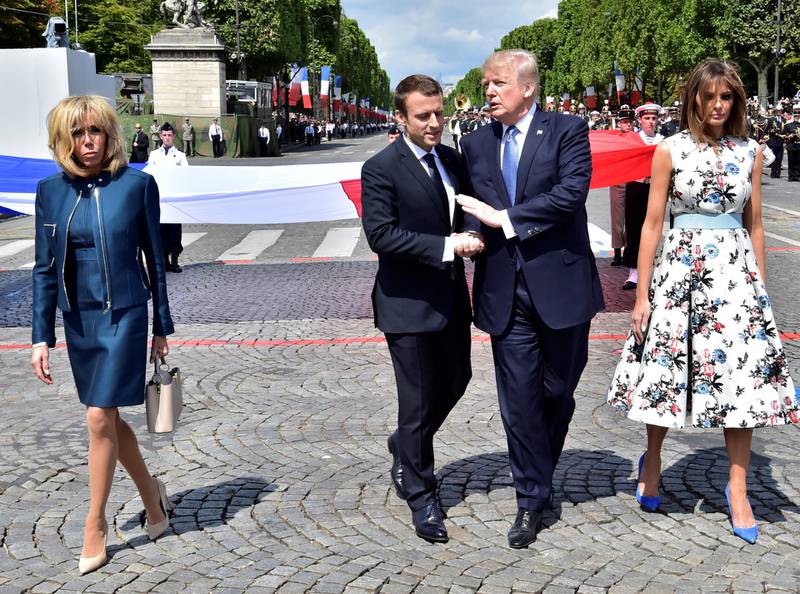 I PARIS: Ekteparet Trump besøkte Macron og hans kone Brigitte i Paris under 14. juli-feiringen i fjor sommer. FOTO: NTB SCANPIX