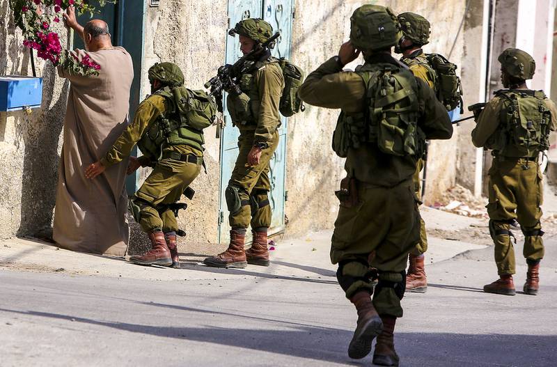 Palestinere på Vestbredden møter på israelske okku-pasjonsstyrker daglig. Her ransaker israelske soldater en palestinsk mann i nærheten av landsbyen Madama i august i fjor.