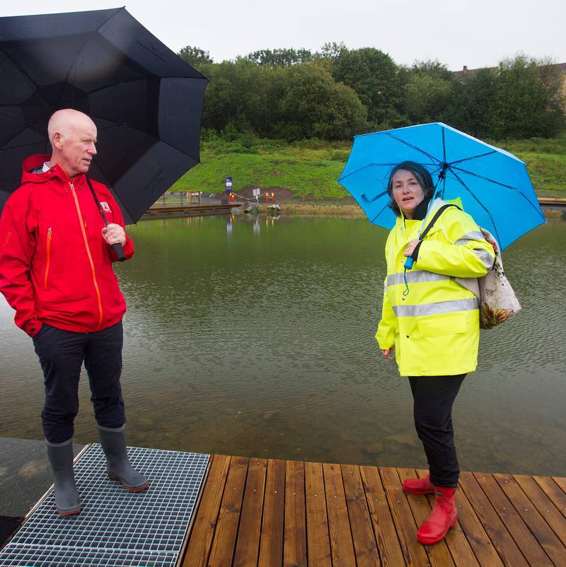 NVE-sjef Per Sanderud ble i går orientert om hvordan Oslo kommunes nye dam på 6.000 kvadratmeter, kan redusere faren for flomskader, av prosjektutvikler Tharan Fergus. FOTO: ARNE OVE BERGO