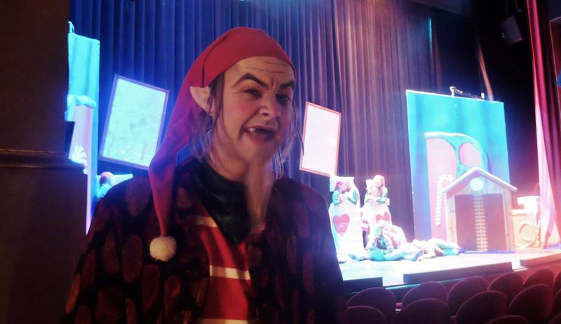 Juleskurken: Håkon T. Nilsen har laget karakteren og spiller i Drammens Teater hele desember. Foto: Katrine Strøm