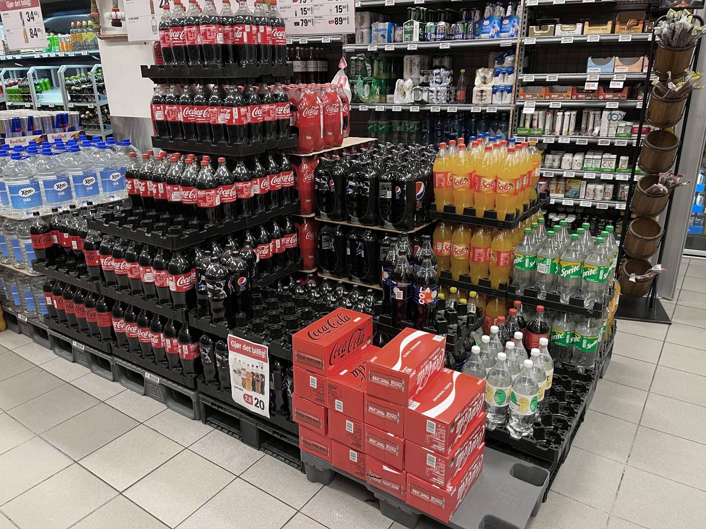 Flere ansatte i Coca-Cola er tatt ut i streik, noe som vil påvirke produksjonen og leveransene av produktene deres til butikker og serveringssteder.