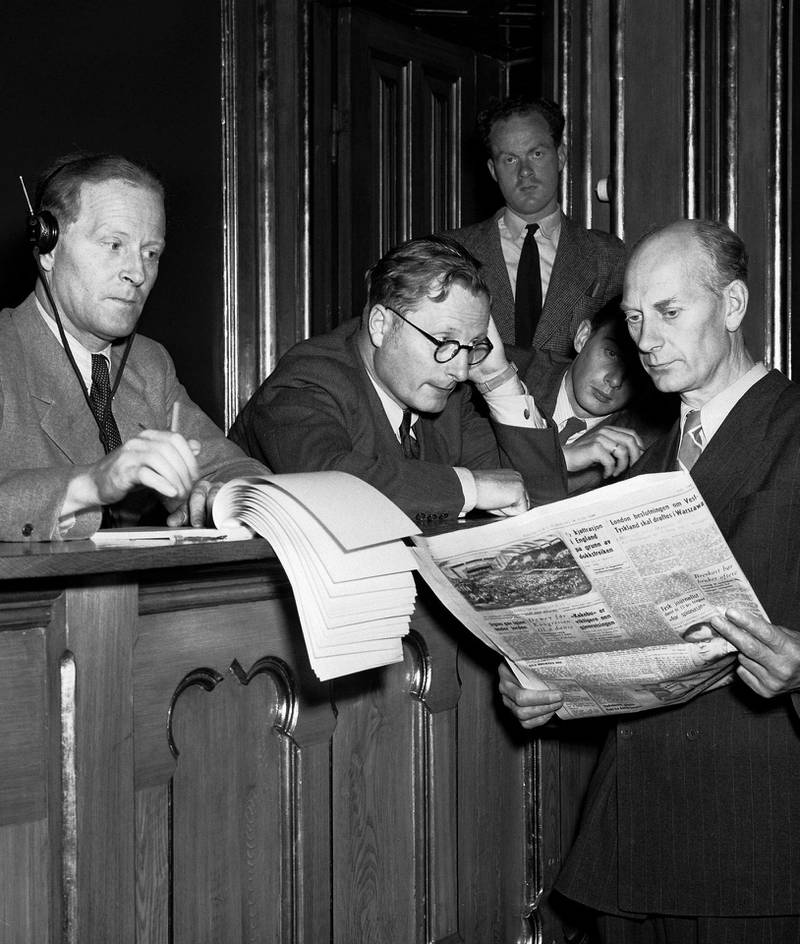 Daværende statsminister Einar Gerhardsen slår av en prat med gutta i presselosjen i 1948.