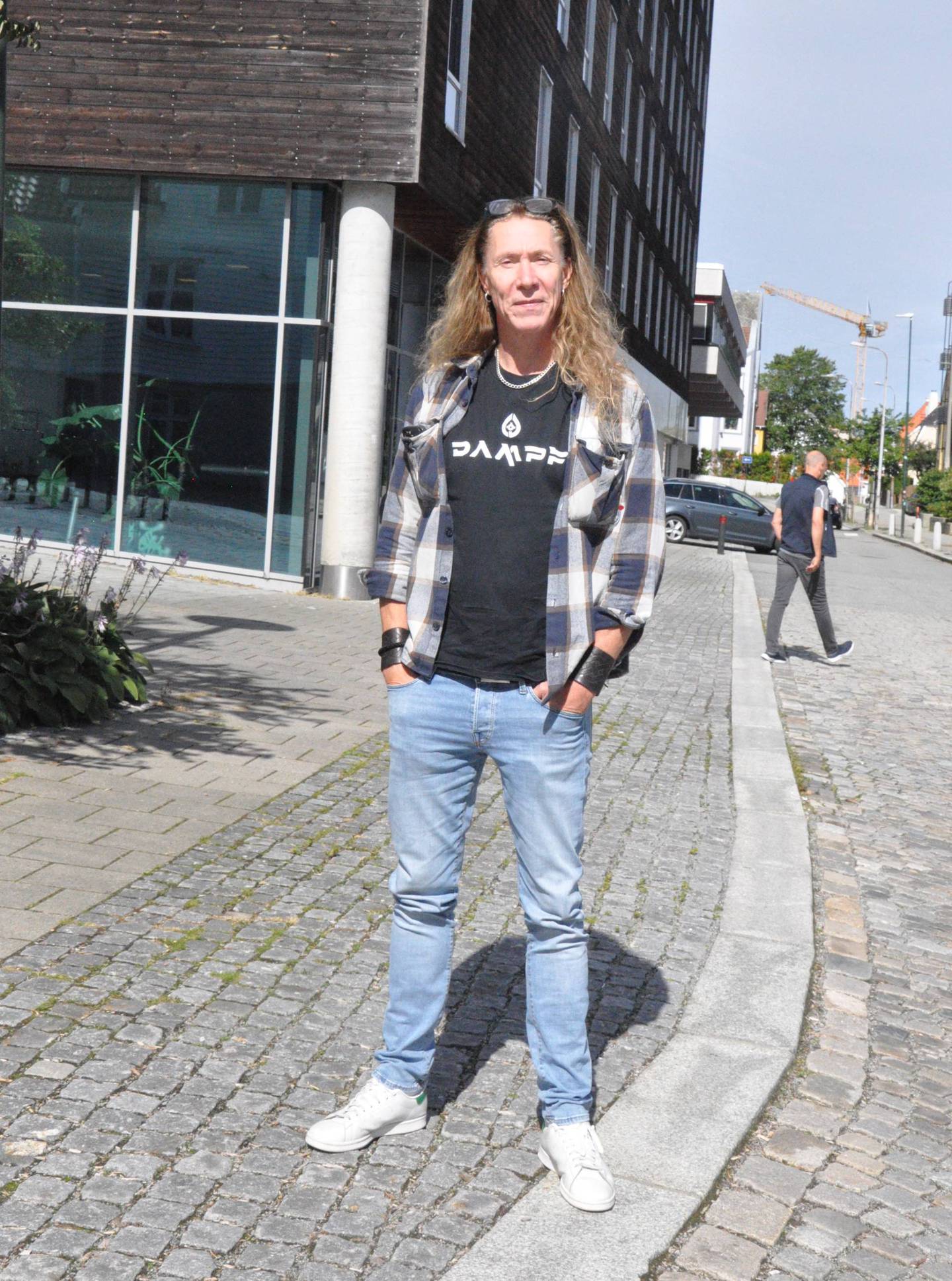 Selv om E-Type er mest kjent for sangene sine i eurodance-sjangeren, har han også et eget heavy metal-band kalt «Dampf». Fritiden i Stavanger skal han bruke på viking-museer.