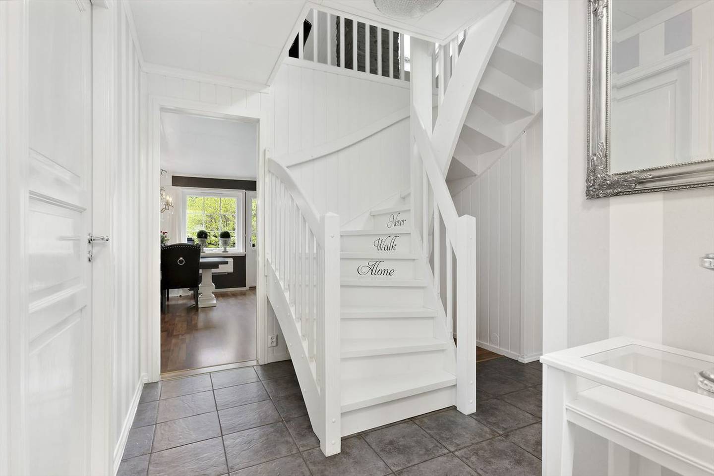 Merete og Kai Robert Midthun selger huset sitt på Frekhaug, med Liverpool-trapp.