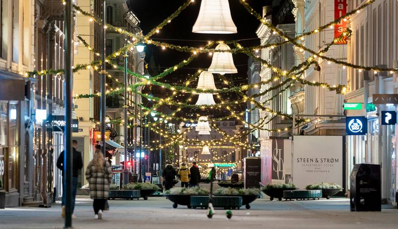 Oslo 20201120. 
Julelysene er tent i Oslo sentrum, men det er lite folk ute og vandrer på grunn av koronaviruset.
Foto: Fredrik Hagen / NTB