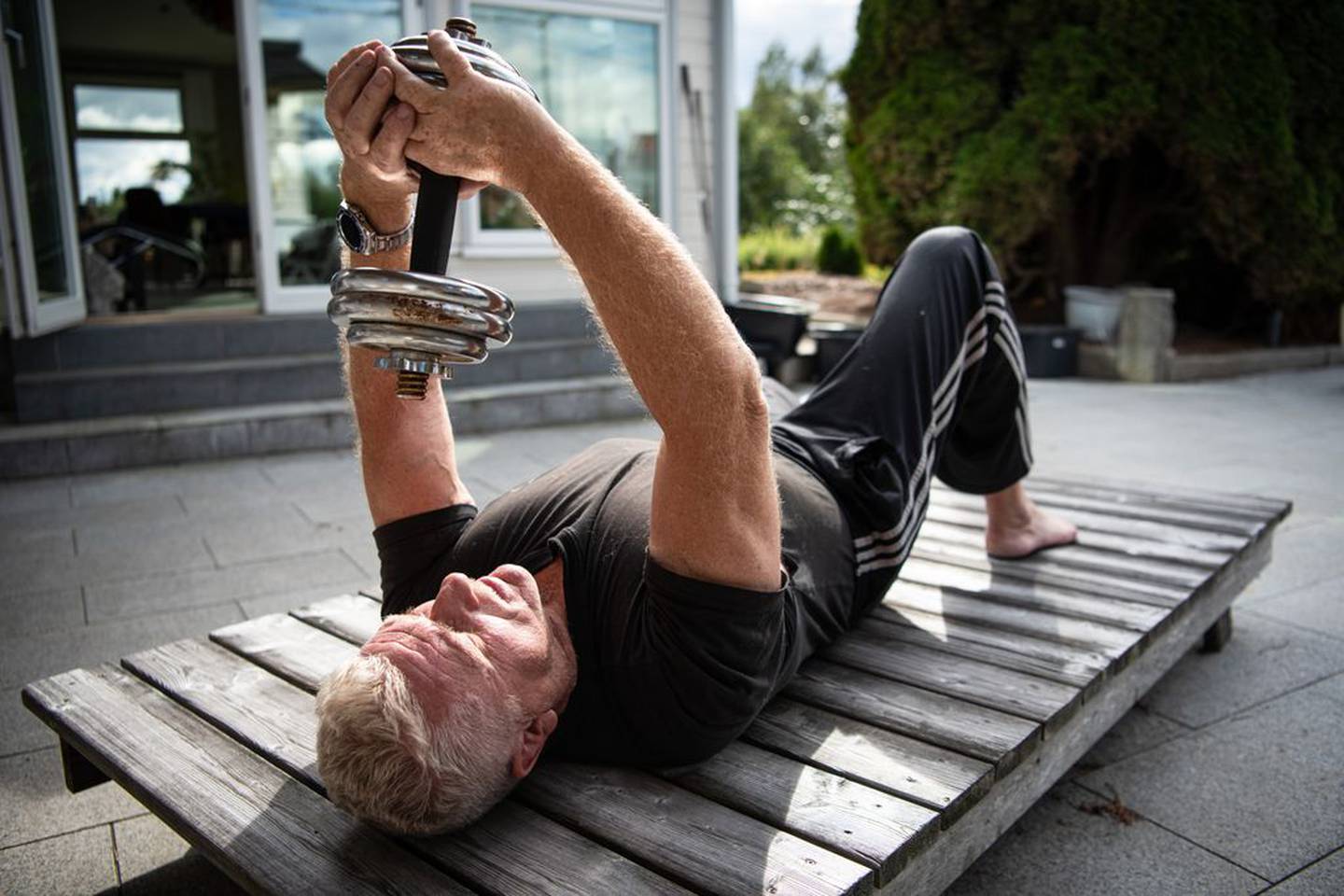 I hagen trener Peter Andersen med vekter for at kroppen skal være god nok til å fungere i hverdagen.

Foto: Sissel M. Rasmussen/FriFagbevegelse
