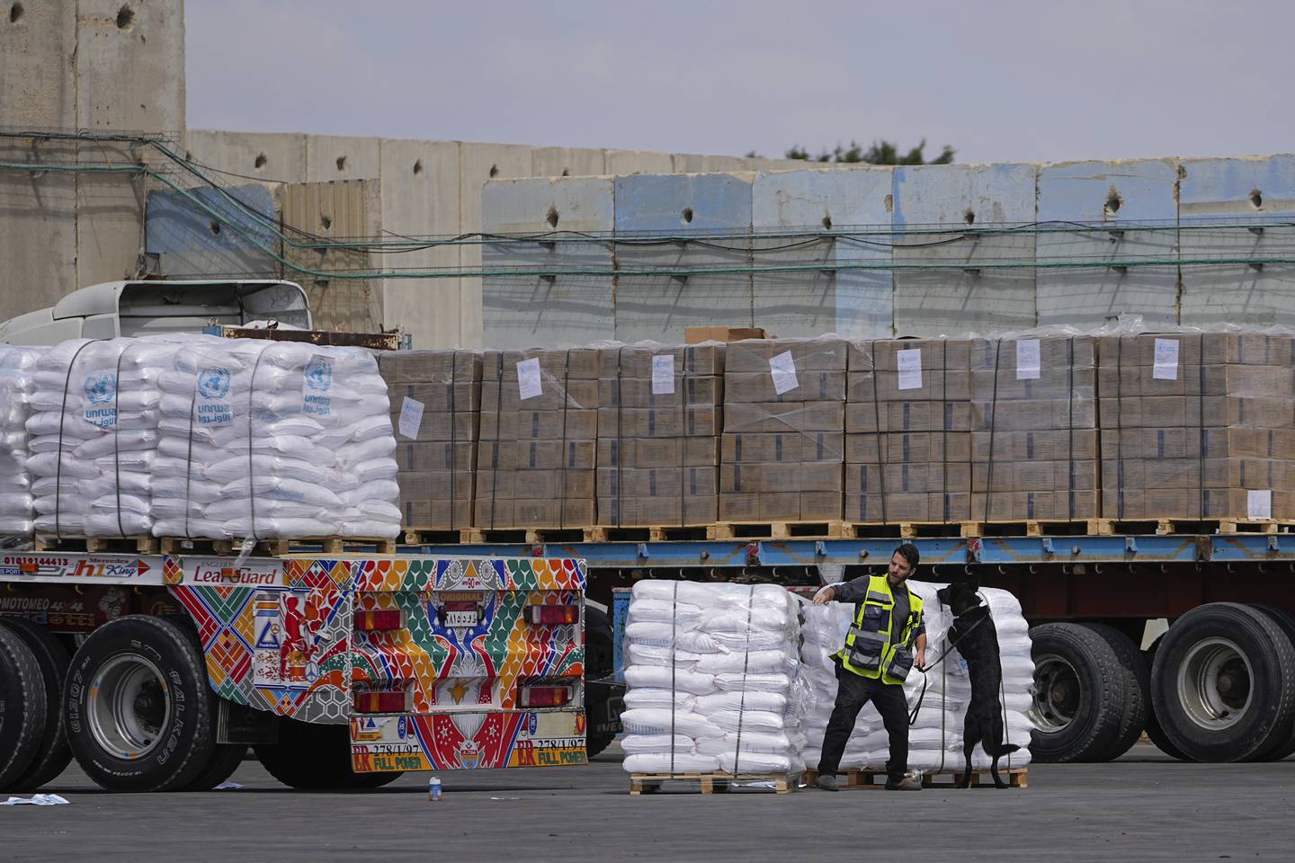 Lastebiler med nødhjelp ment for Gaza inspiseres ved Kerem Shalom-grenseovergangen sør i Israel.