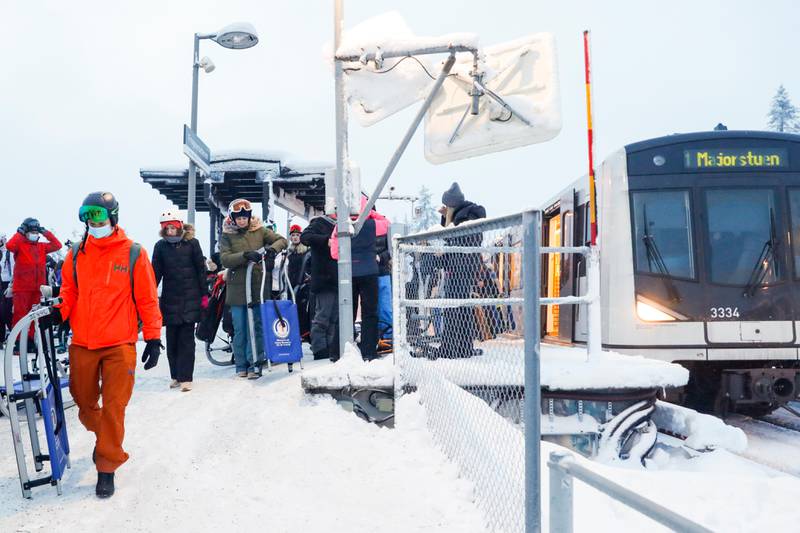 Oslo 20210109. 
Passasjerer ved Frognerseteren stasjon på Holmenkollbanen lørdag ettermiddag.
Foto: Terje Bendiksby / NTB