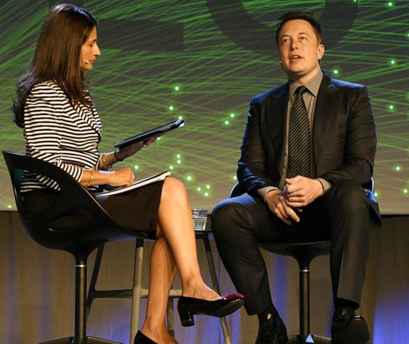 tesla-topp i oljeland: Tesla-sjef Elon Musk           på scenen i Stavanger i 2014 – da oljeprisene fremdeles var skyhøye. Her blir Musk intervjuet av BBC-journalisten Nisha Pillai. FOTO: ROY STORVIK