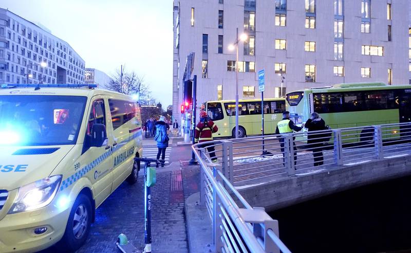 Oslo 20200205. 
En mann er kjørt til sykehus etter å ha blitt påkjørt av en buss i krysset Nylandsveien - Dronning Eufemiasgate i Oslo.
Foto: Cornelius Poppe / NTB scanpix