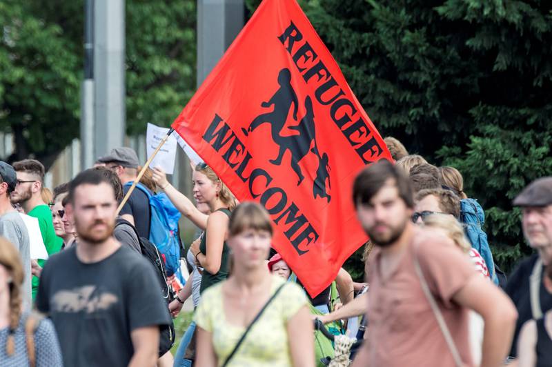 Tyskere ønsker flyktningene velkommen i Dresden i en stor markering i helgen. En uke før ble et flyktningmottak angrepet av nynazister i Heidenau, like utenfor Dresden. FOTO: JENS MEYER/NTB SCANPIX