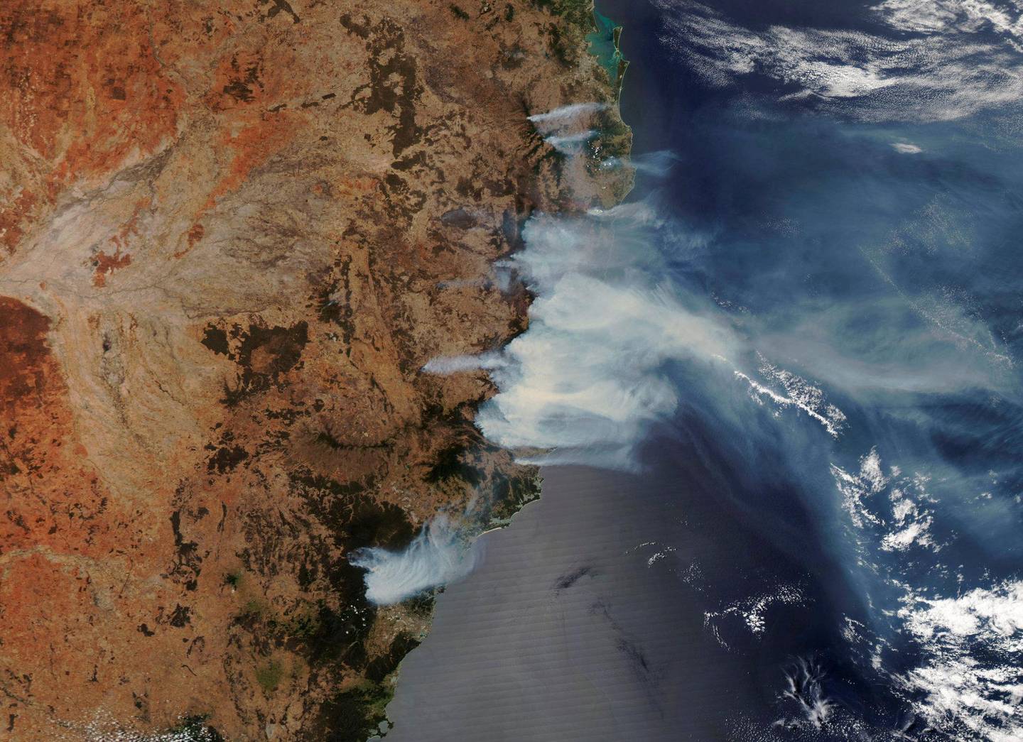 Brannene sett fra et satellittbilde over Australias østkyst i november. Fortsatt herjer over 100 branner. Foto: NTB scanpix