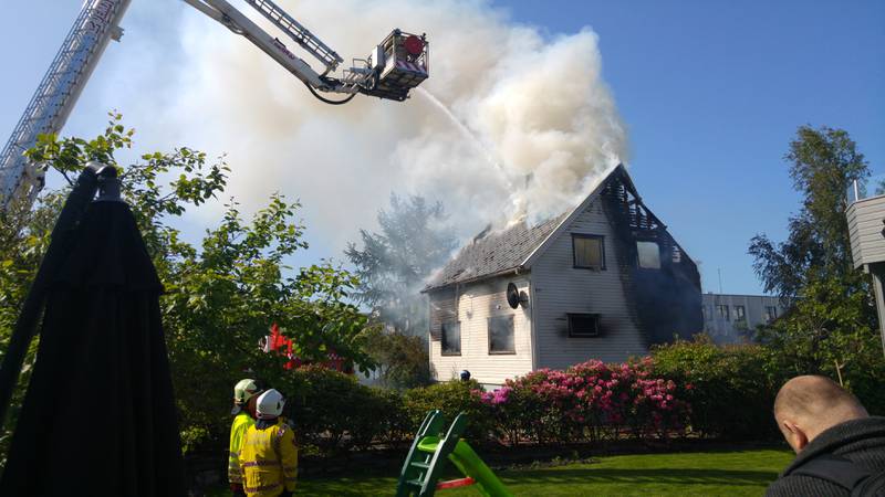 Brannvesenet i aksjon ved det totalskadde huset i Gamleveien på Lura. Foto: Roy Storvik