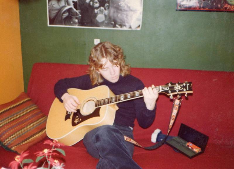 Ulf Risnes i sofaen hjemme i 1976, starten på en lang og god karriere.