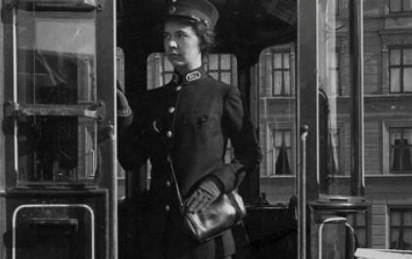 På jobb: En konduktør poserer i døråpningen på trikken i vognhalltomta som lå i Sporveisgata 8.