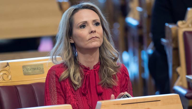 Barne- og likestillingsminister Linda Hofstad Helleland gir SV svar på tiltale om fattigdom.