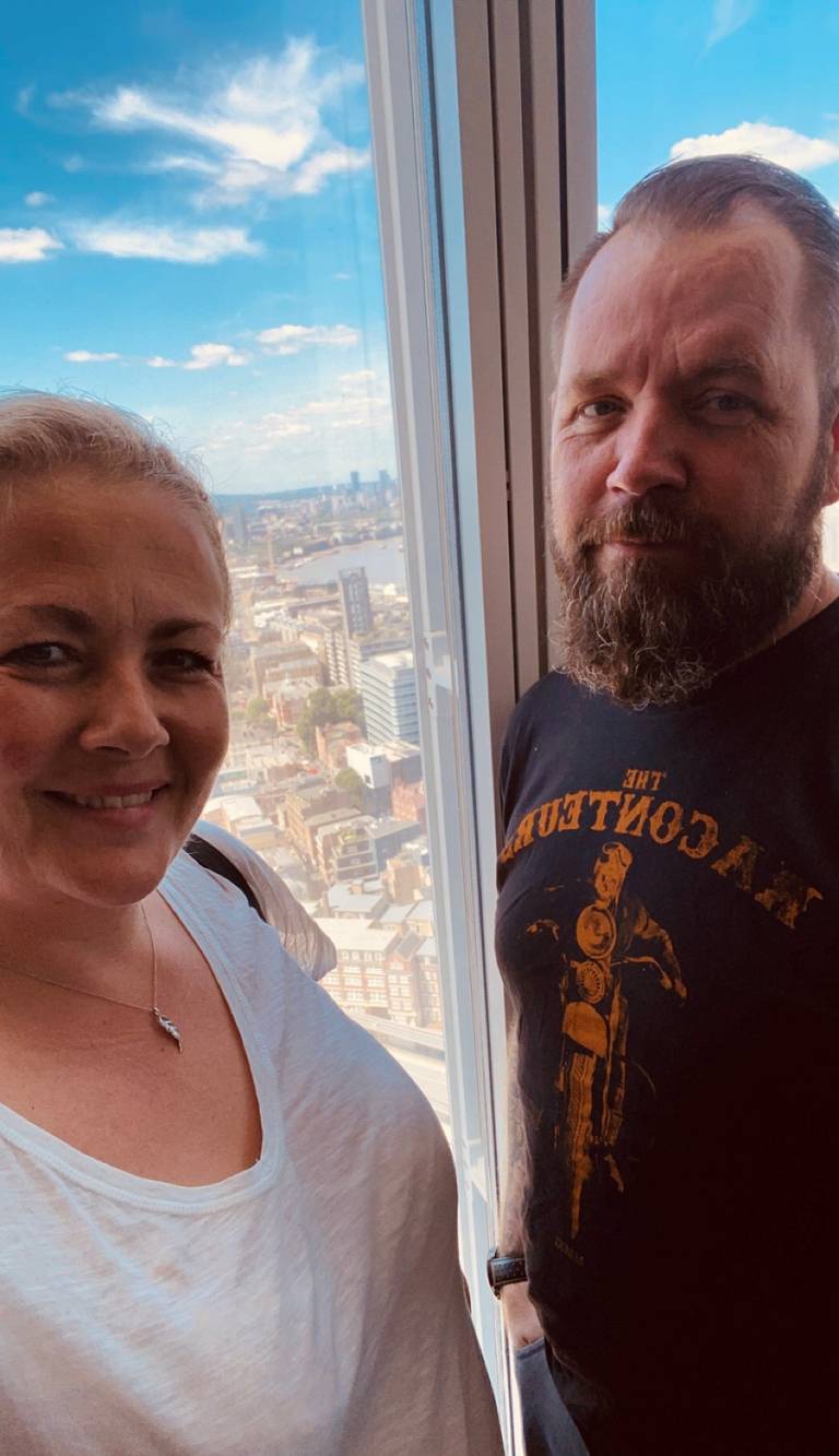 Mette Vabø og hennes kjæreste Knut Erik Reinsnos i 32. etasje på The Shard i London. Den engelske hovedstaden er ett av hennes favorittreisemål, men selve ferieparadiset er hytta på Bersagel.