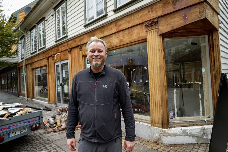 Daglig leder Trond Mikkelsen håper kafeen «Frøken Pihl» i Østervåg kan åpne dørene i desember. FOTO: ROY STORVIK