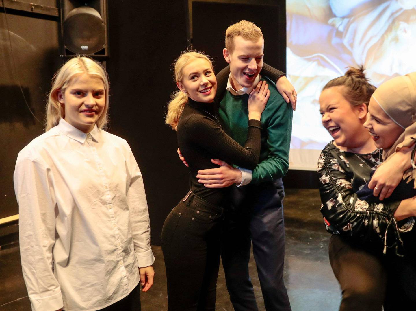 Carl Martin Eggesbø spilte Eskild i «Skam», her med resten av «Skam»-gjengen i 2018, da prins William og hertuginne Catherine besøkte Hartvig Nissen videregående i Oslo, der serien ble spilt inn. Foto: Lise Åserud/NTB