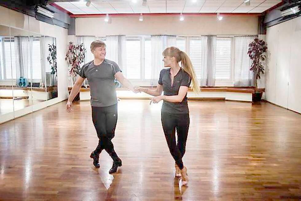 Seriegründer Idar Vollvik med sin dansepartner Anette Stokke i TV-programmet "Skal vi danse?".
