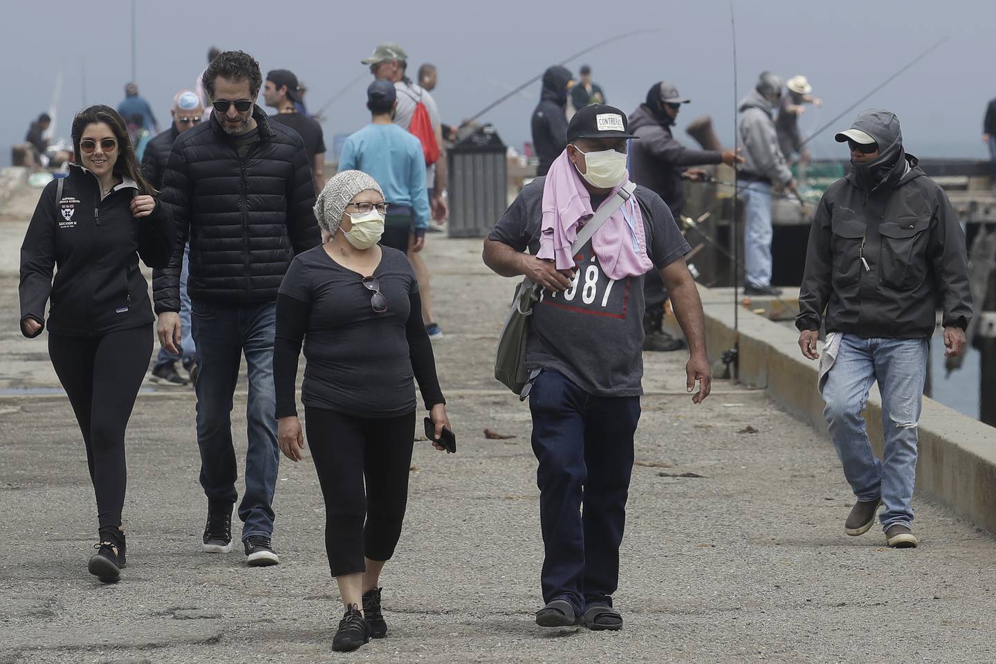 Folk på tur nede ved kaia i San Francisco under pandemien.