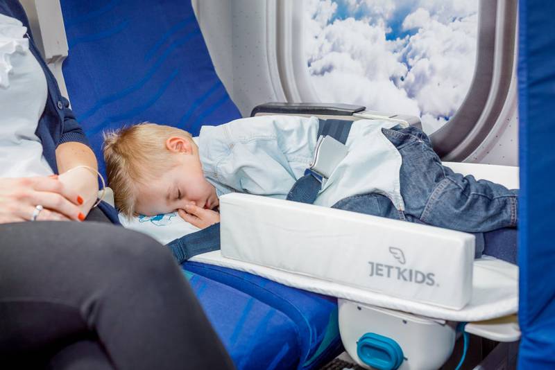 BedBox er en sparkekoffert som kan gjøres om til barneseng ombord på flyet. Norsk oppfinnelse! (1400 kr, barnombord.no)