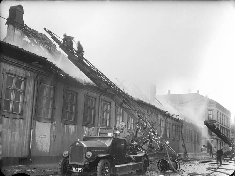 Paleet brenner! Natt til 15. mai 1942 ble Paleet totalskadet i brann. Ryktene sa at det var sabotasje mot nazistene som hadde rekvirert deler av bygget, men det ble aldri stadfestet.