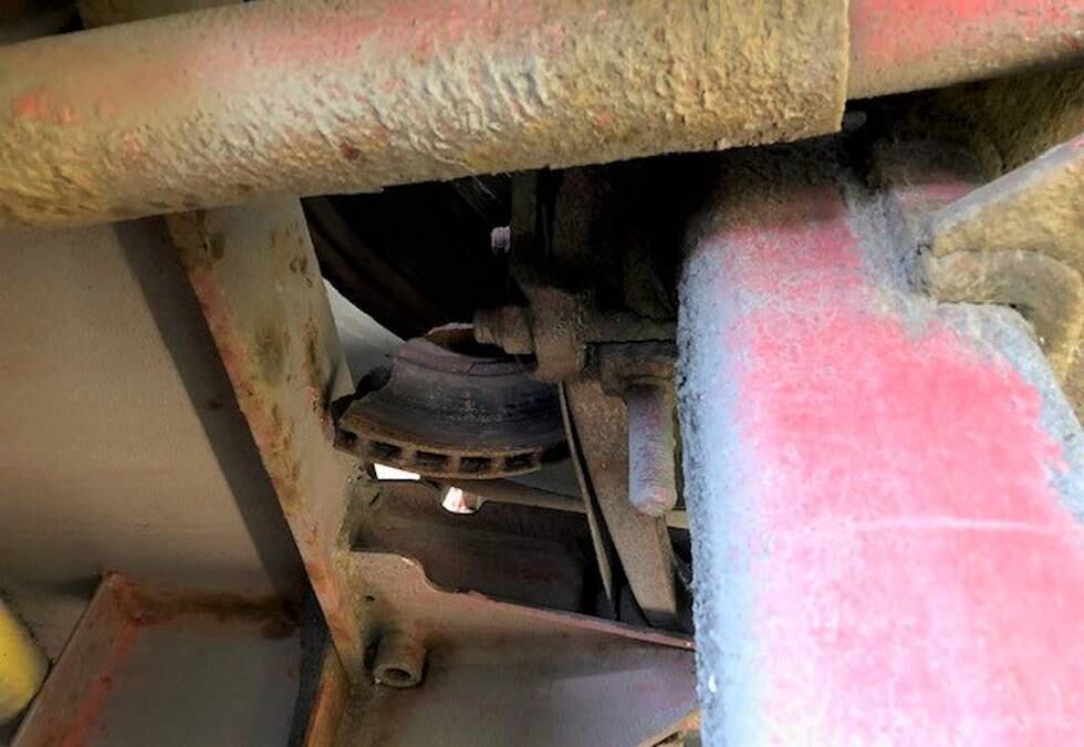En bremseskive på et svensk vogntog har delt seg og ligger slik at den sliter på felgen samtidig som bremseskive og -klosser ikke er virksomme.