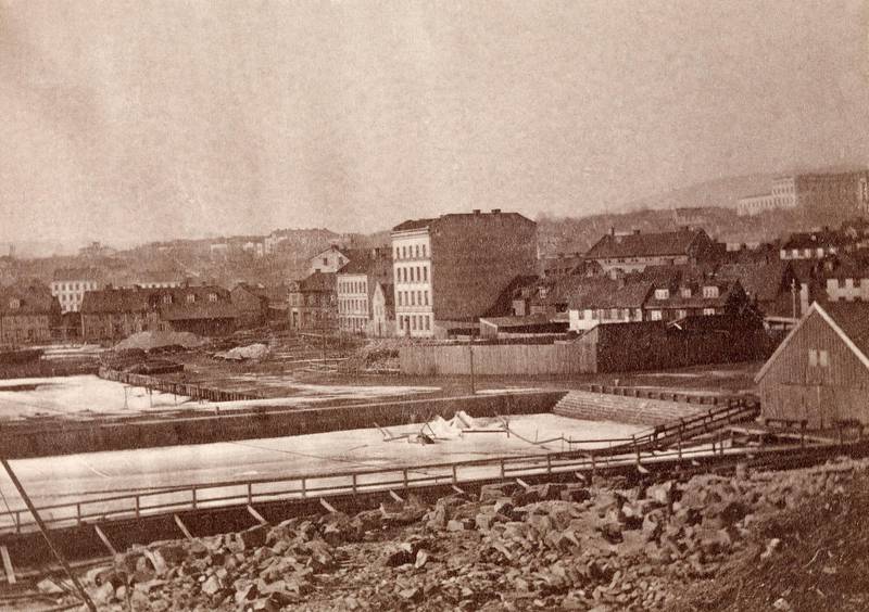 Bebyggelsen i Pipervika før kaianlegget var ferdig og Vestbanestasjonen bygd, cirka 1860. Slottet i bakgrunnen til høyre.