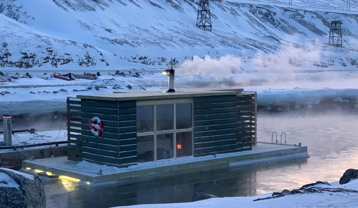 Vannet ved badstua Svalbad i Longyearbyen er kaldt hele året, og om vinteren må man hogge hull i sjøisen. Foto: Kjell Bråten/NTB Tema